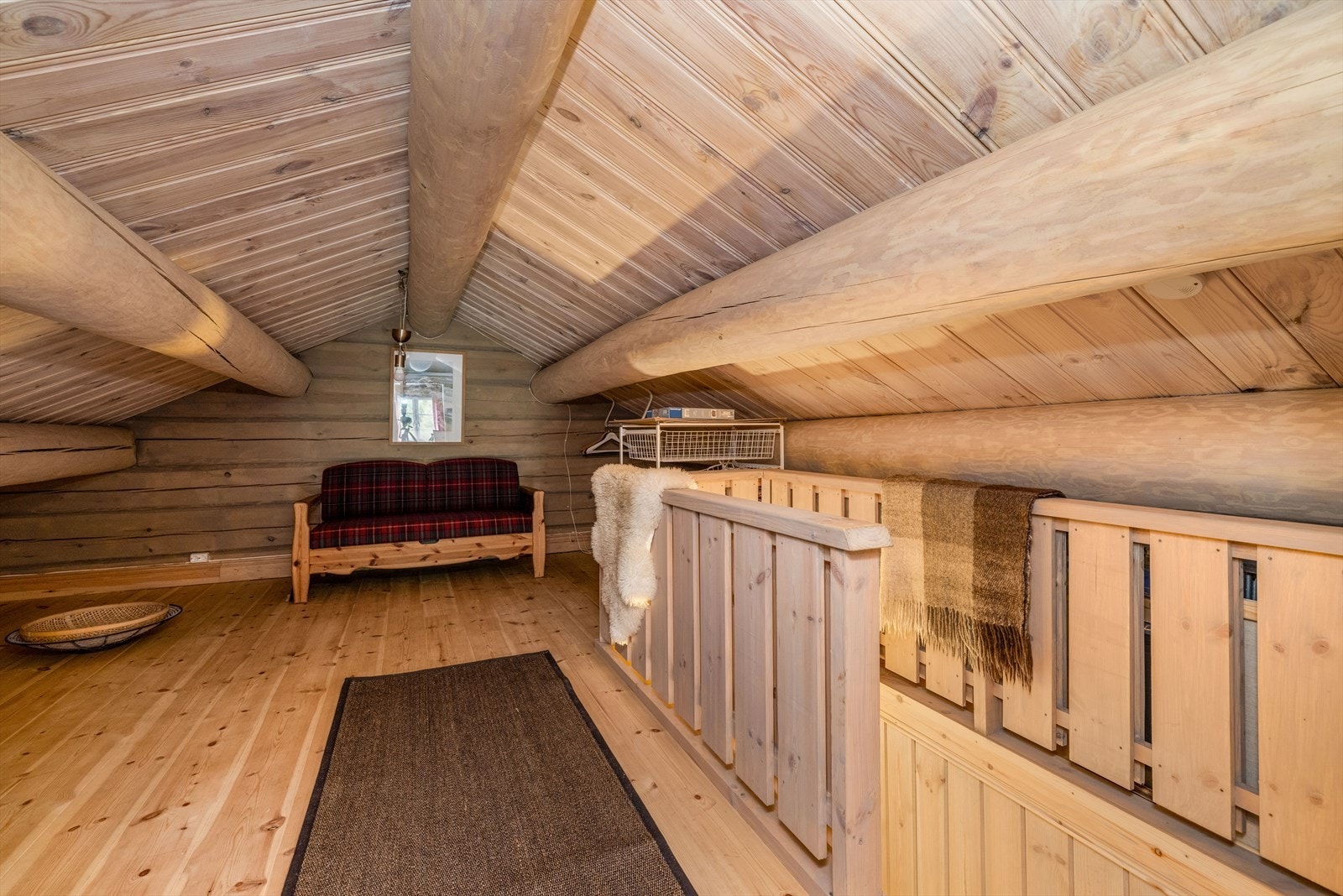 I tillegg har hytta en hems bestående av to rom med lav takhøyde. Hemsen er i dag er innredet med loftstue/lagerrom og soverom. Galleribilde