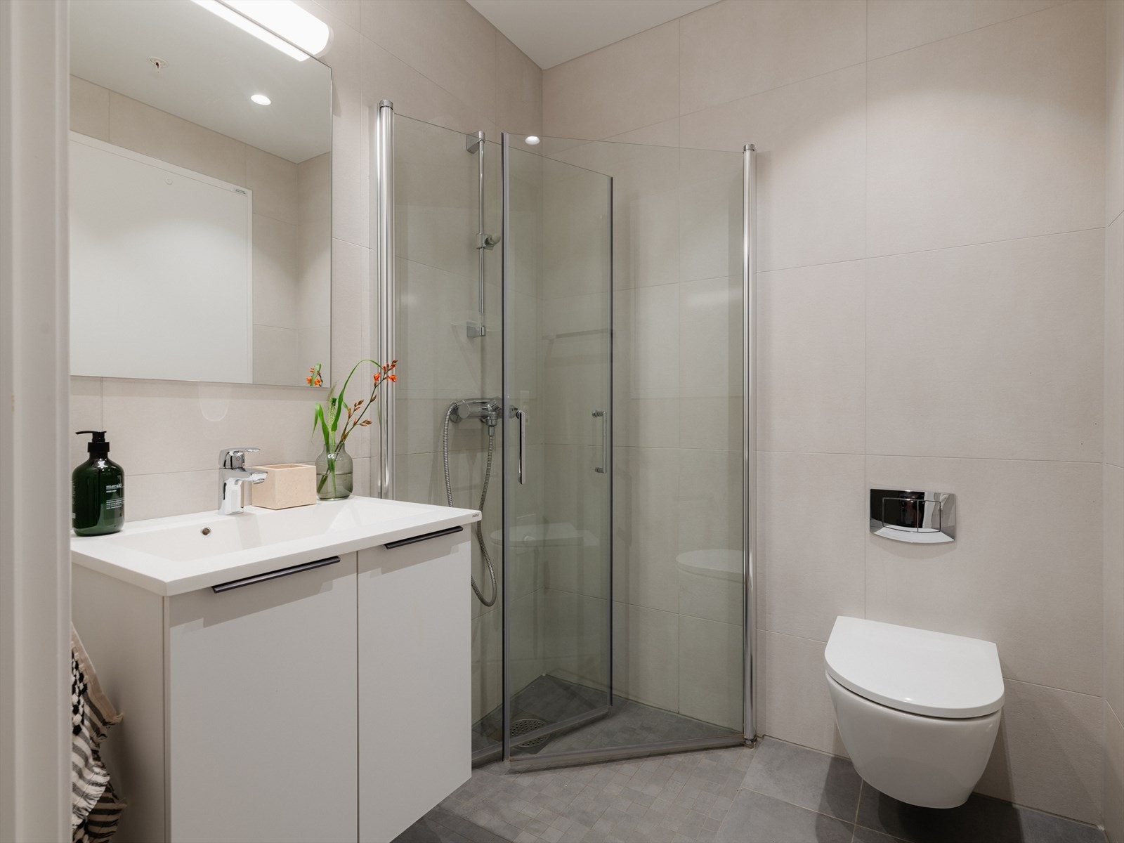 Bad nummer to er plassert ved inngangspartiet og er pent og praktisk innredet med dusjhjørne, vegghengt klosett og servantinnredning med underskap. Galleribilde