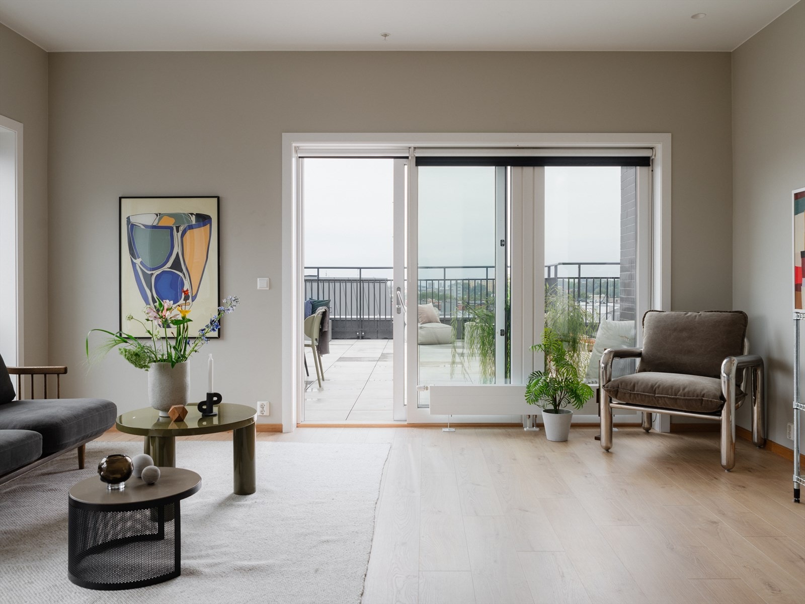 Bygget er fra 2023 og har utelukkende god standard. Stuen forlenges av den herlige takterrassen med utsikt over byens tak. Galleribilde