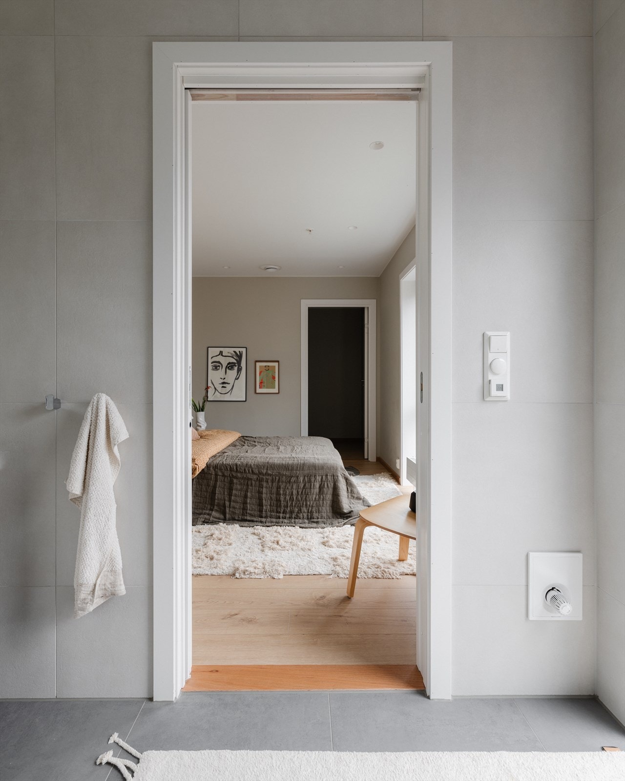 Soverommet ligger behagelig tilbaketrukket fra allrommet i motsatt ende av leiligheten. Galleribilde