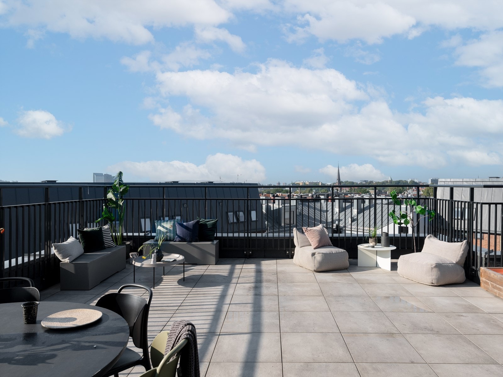 Takterrassens størrelse gir mulighet for flere møbleringssoner, hvor du kan invitere til store selskaper. Galleribilde