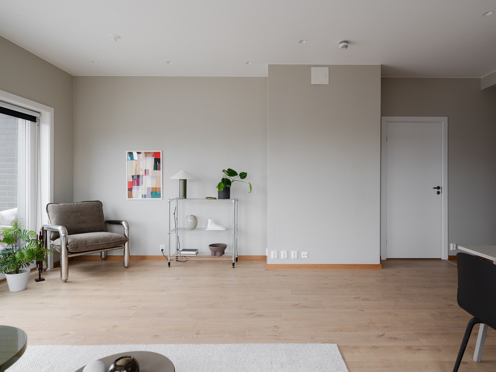 Stuen gir god plass til både sofa- og TV-krok i tillegg til en spisegruppe. Galleribilde