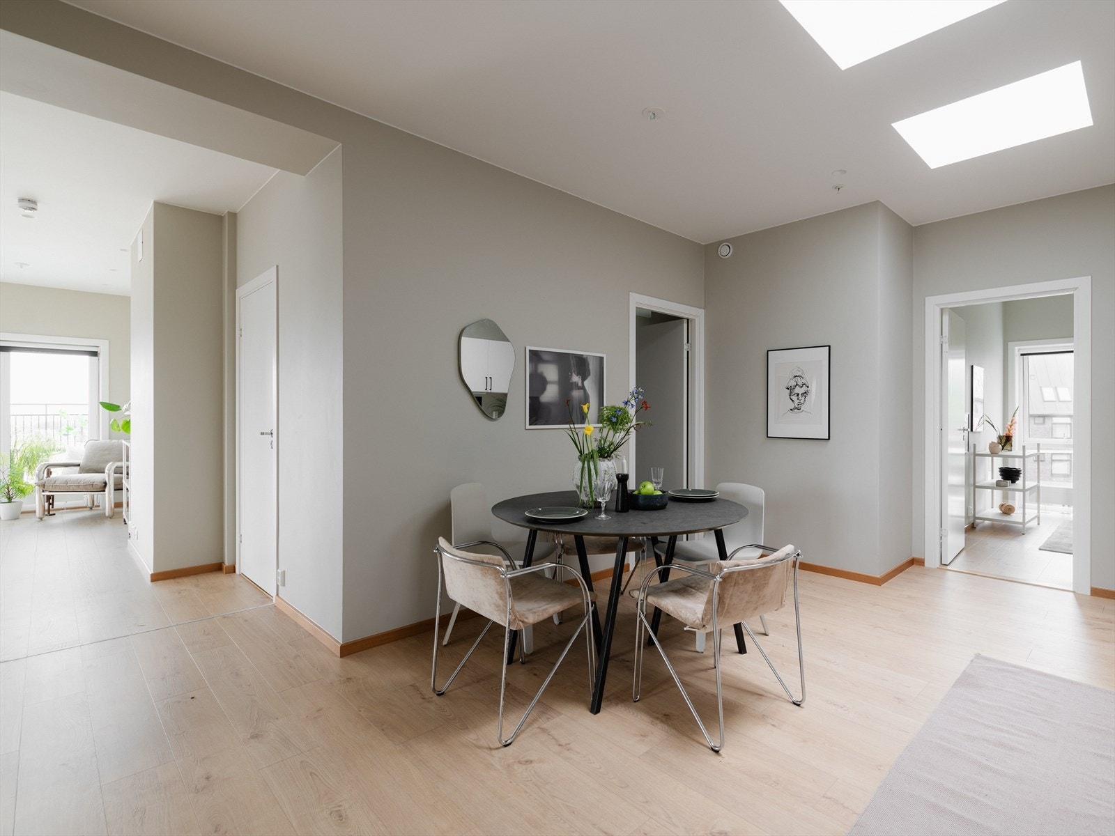 Kjøkkenet rommer også en spisegruppe med plass til hele familien. Galleribilde