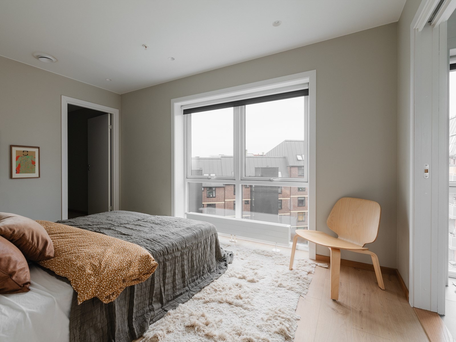 Hovedsoverommet er lekkert med store vindusflater og egen walk-in-garderobe og en-suite bad. Galleribilde