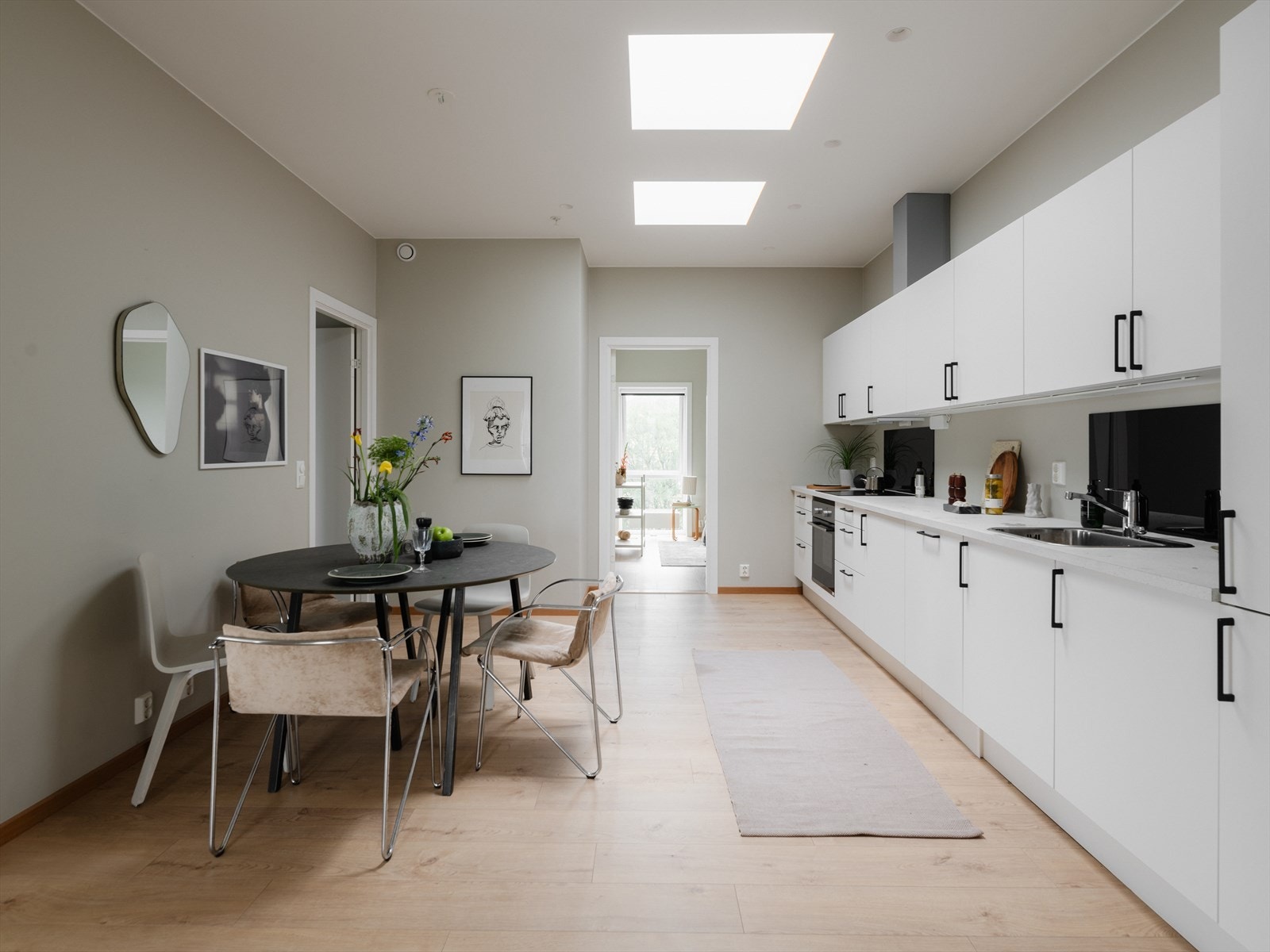 Kjøkkenet ligger i delvis åpen løsning mot stuen, og skaper en åpen og sosial atmosfære. Legg merke til de kule takvinduene som gir særpreg og samtidig sørger for en lys og trivelig arbeidssone. Galleribilde