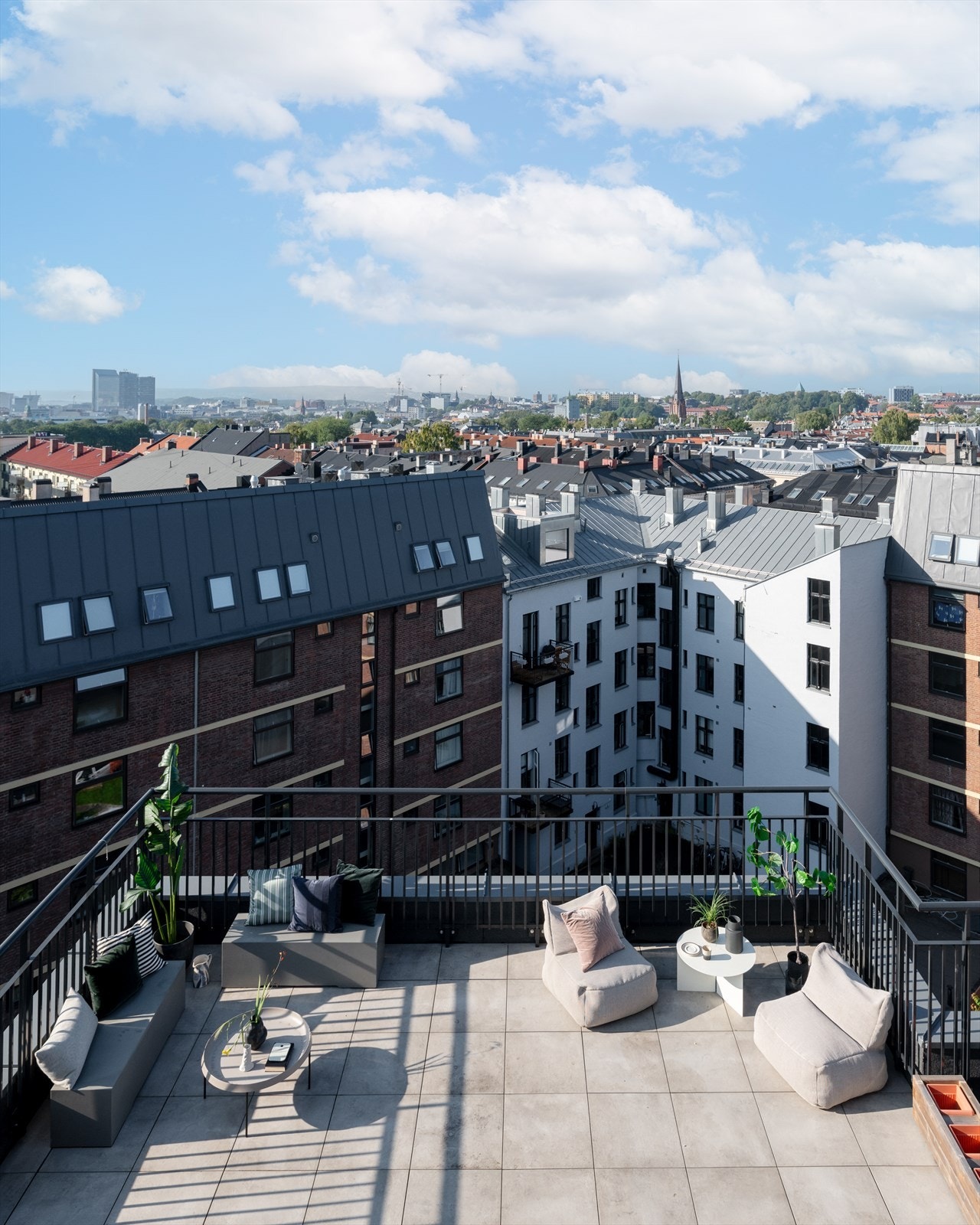 Her bor du høyt og fritt uten innsyn, med luftig utsikt og sol fra morgen til kveld. Galleribilde