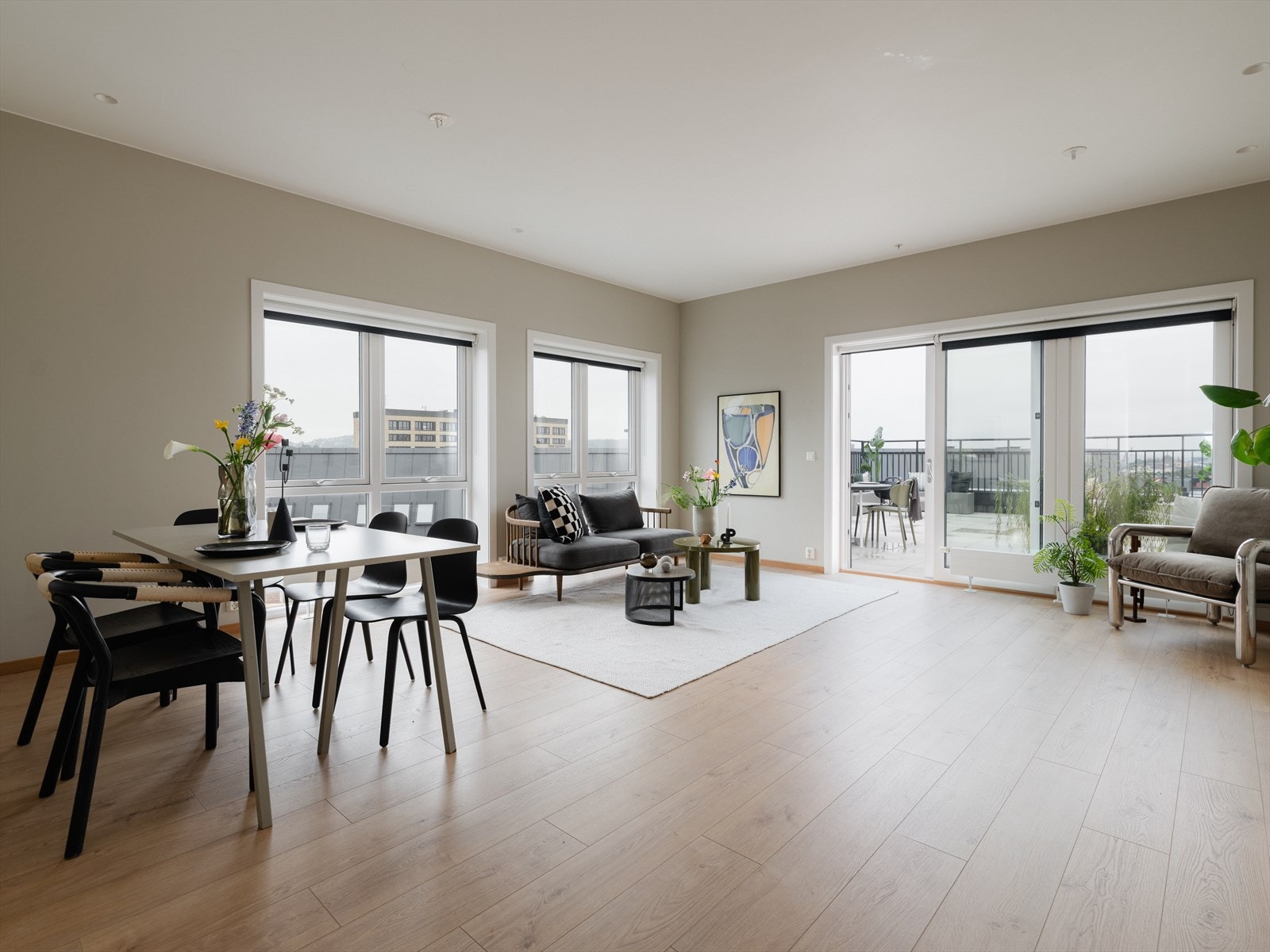 Dette er en ny (2023) toppleilighet med fire soverom, to bad, heis, store vinduer i flere himmelretninger og en privat takterrasse på hele 45 kvm. med sol fra morgen til kveld! Galleribilde