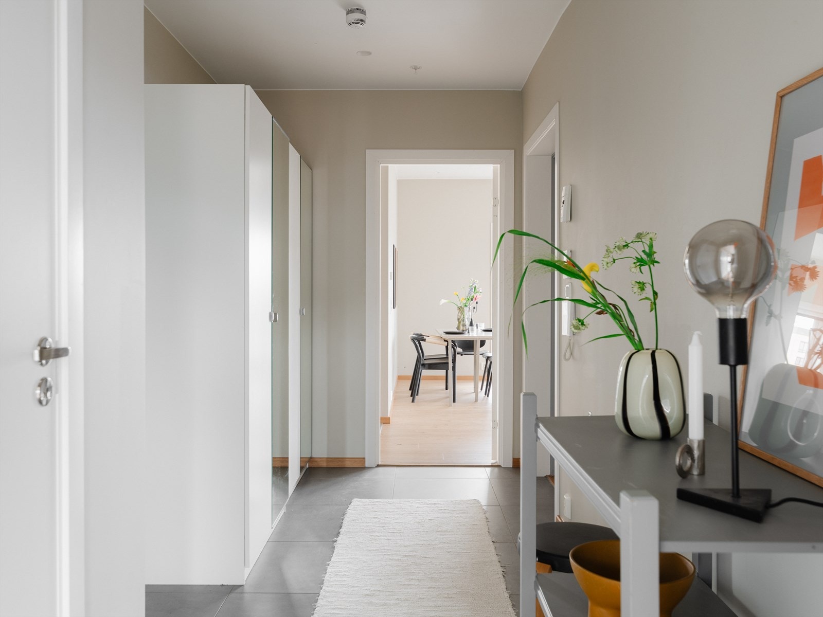 En hyggelig entré ønsker deg velkommen hjem. Her er det god plass til garderobeløsning, oppheng av yttertøy og plassering av sko. I tillegg medfølger ekstern bod. Galleribilde