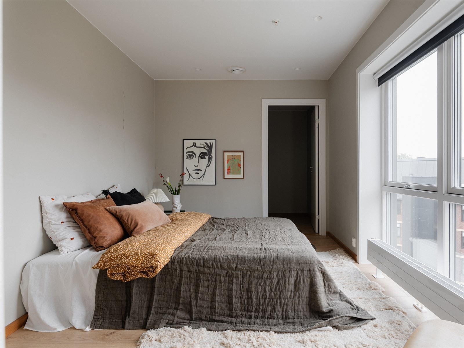 Størrelsen på soverommet gir god plass til dobbeltseng og nattbord. Galleribilde