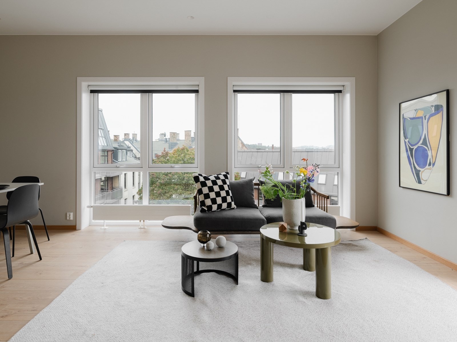 Innvendig møtes du av en luftig atmosfære og moderne preg. Her kan du flytte rett inn og bo godt fra første stund! Galleribilde