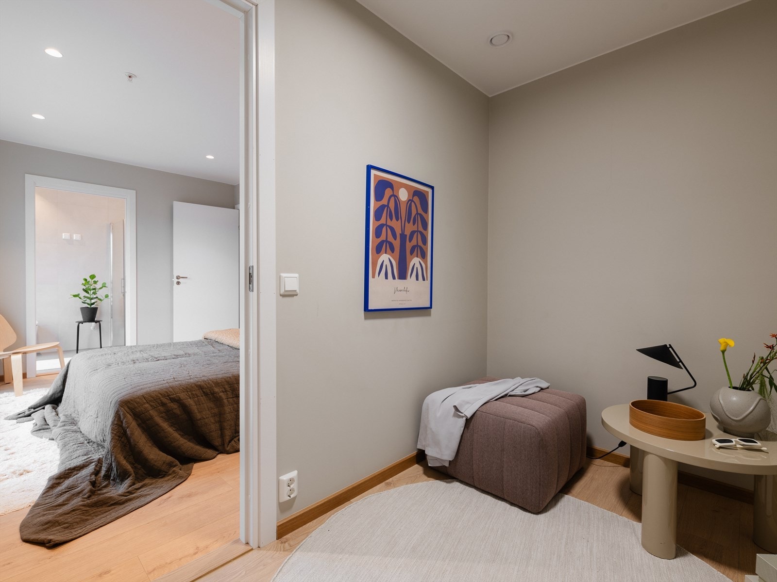 Praktisk løsning med eget walk-in garderoberom som sørger for rikelig med plass til klær etc. Galleribilde