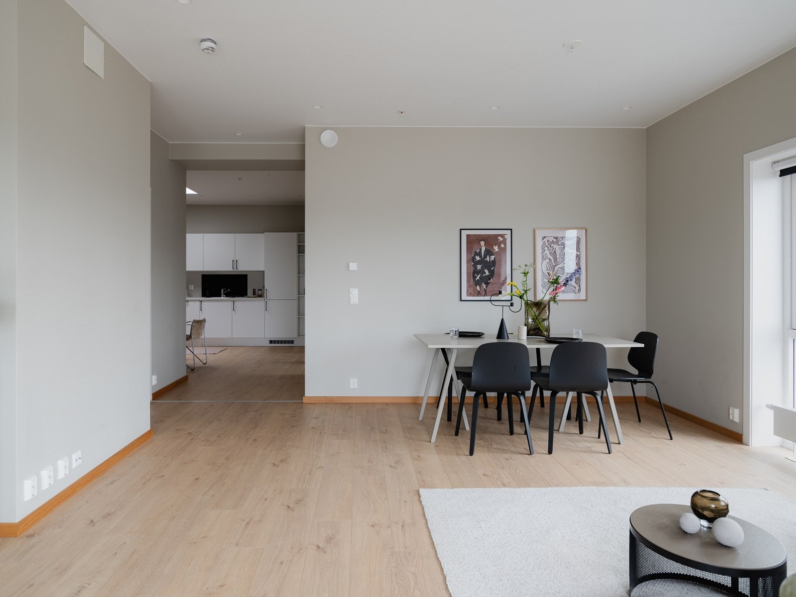 Stuens romslige størrelse gir god plass til en større spisegruppe hvor man enkelt kan invitere mange gjester. Galleribilde