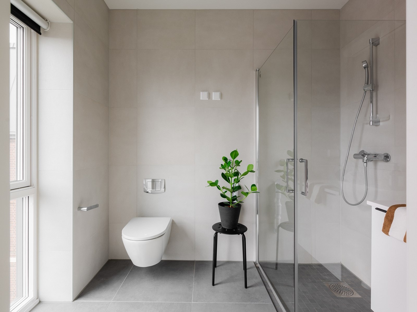 Badet oppleves romslig og lyst, med tidløse fliser på vegger og gulv samt gulvvarme og downlights. Galleribilde