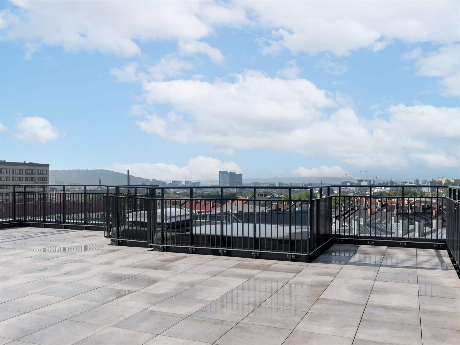 Bygget har også en felles takterrasse med 360 graders utsikt og sol fra morgen til kveld. Galleribilde