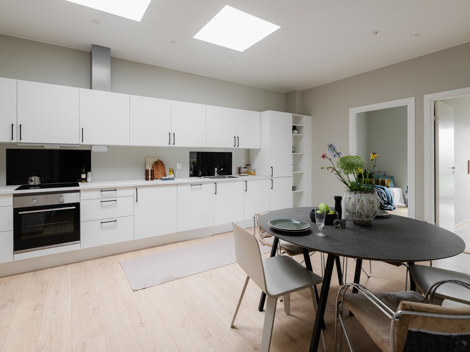 Innredningen er tidløs og elegant, med induksjonstopp, komfyr, oppvaskmaskin og kjøleskap med fryser integrert. Galleribilde