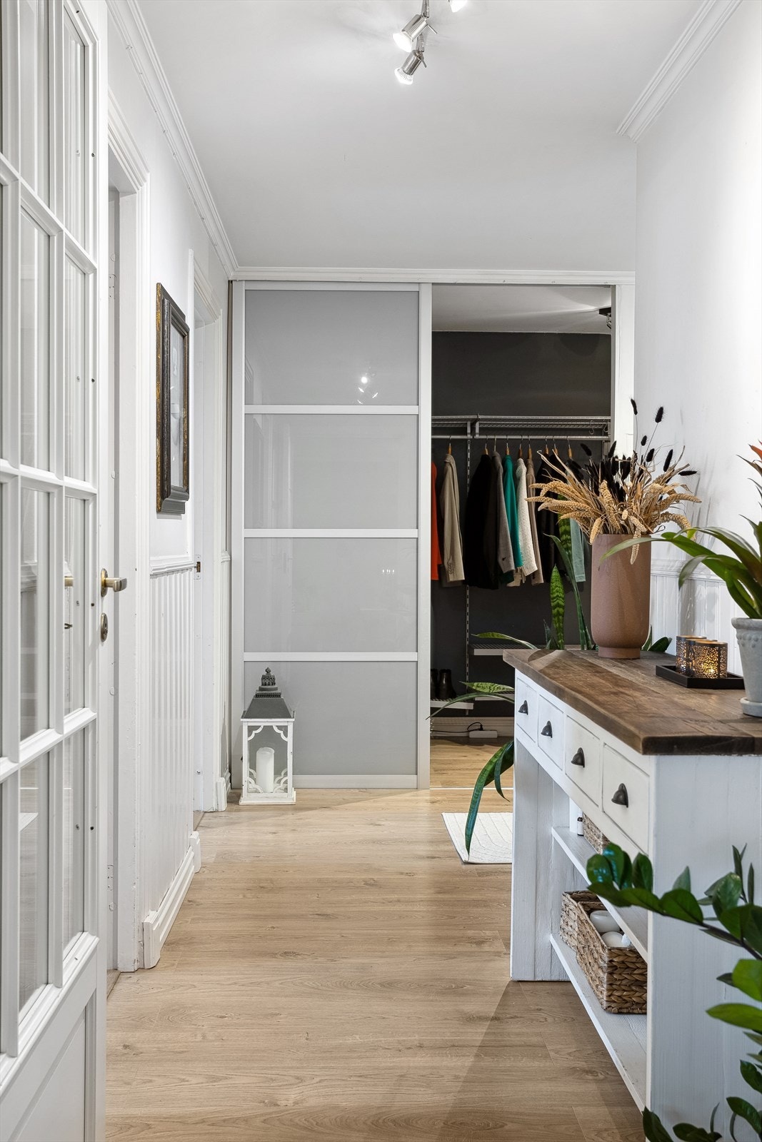 Her er det god plass med mange oppbevaringsmuligheter. Galleribilde