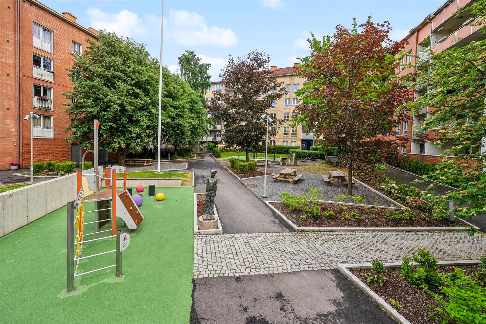 Pent opparbeidet bakgård. Galleribilde