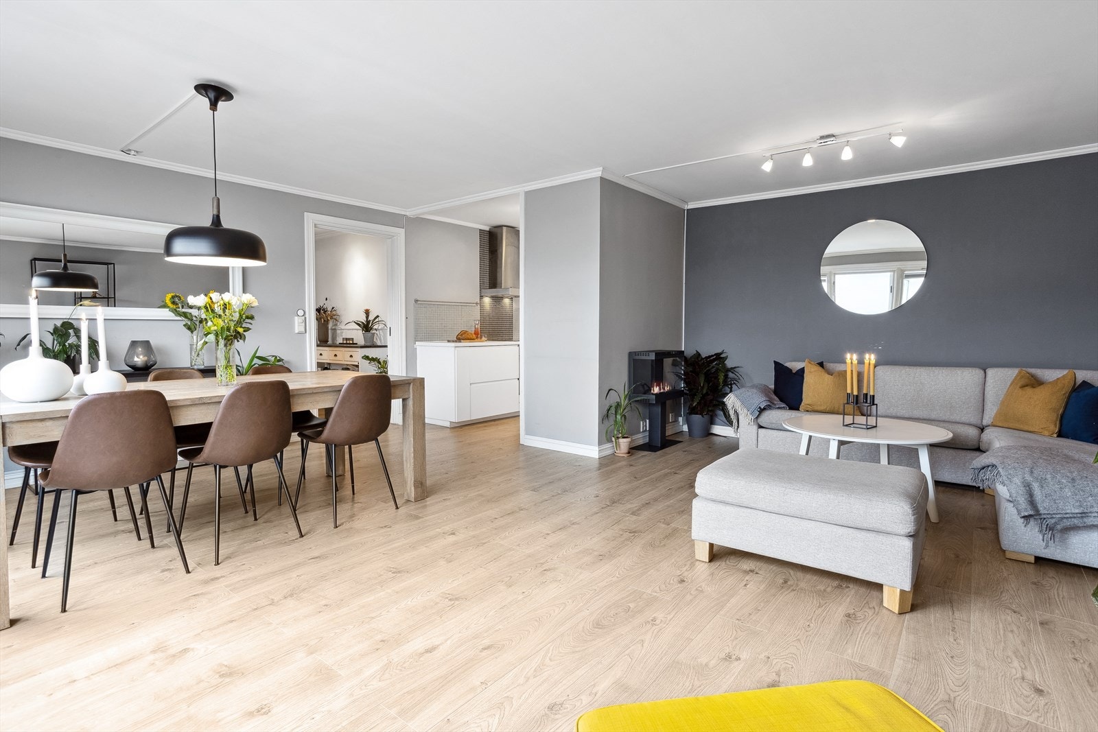 Stuen er virkelig kjernen i boligen med både plass til sofagruppe og et stort spisebord. Galleribilde