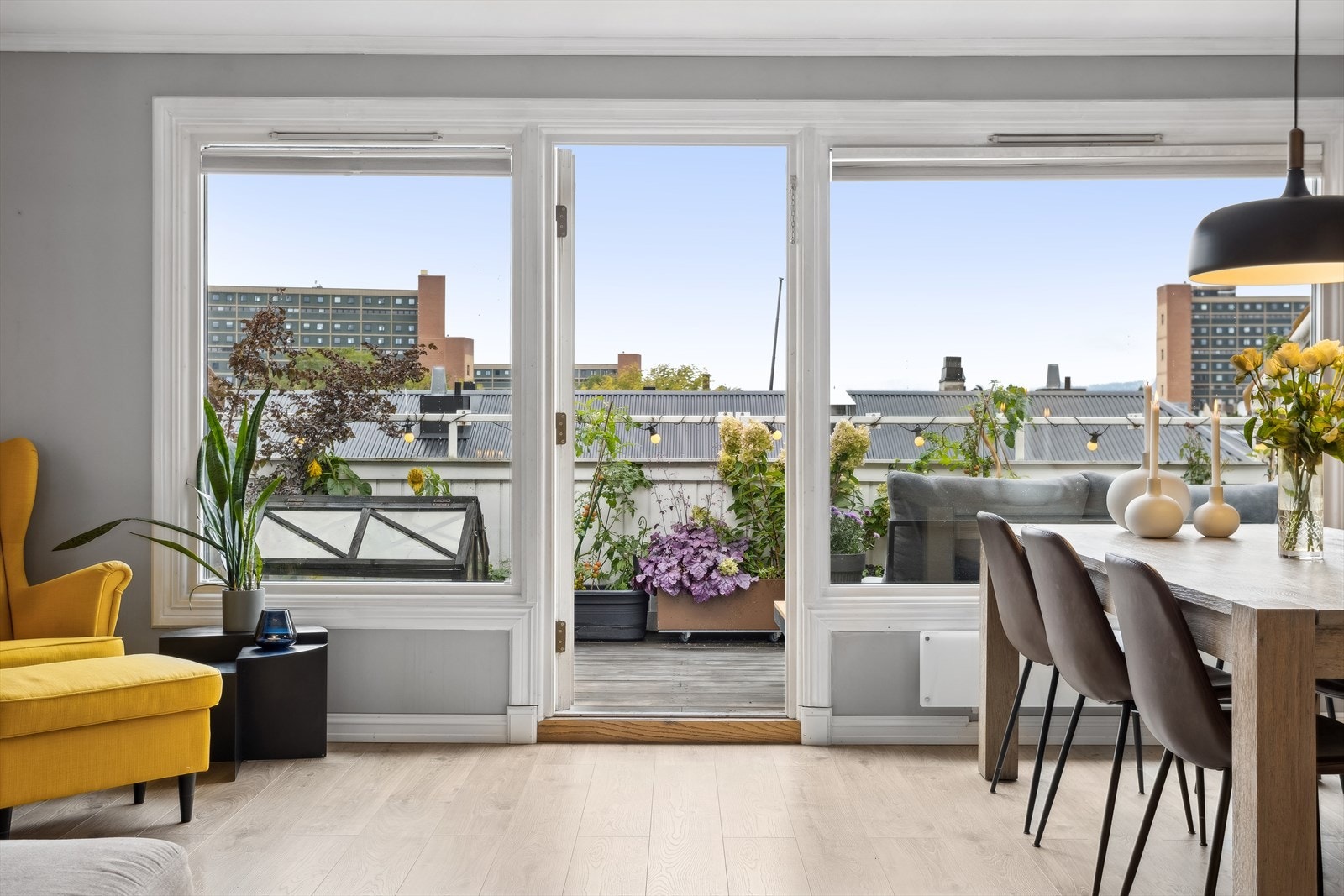 Stuen har vinduer langs hele veggen mot terrassen, dette bidrar til rikelig med lys i leiligheten. Galleribilde