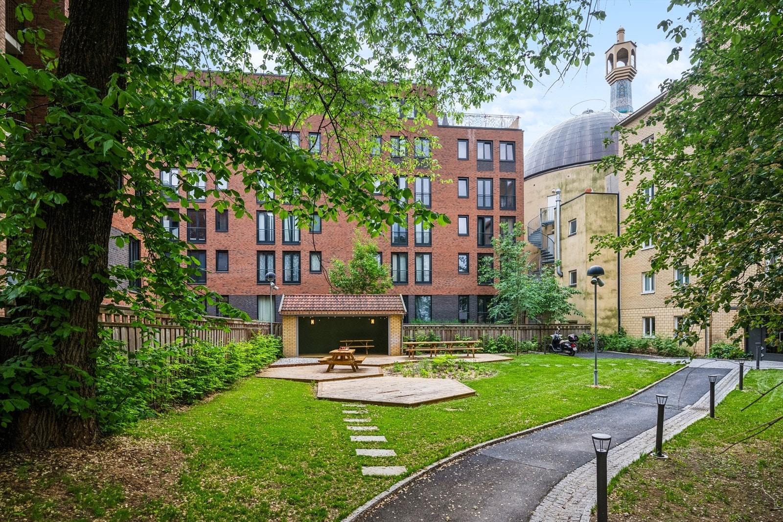Lukket og sjermet fellesbakgård. Galleribilde