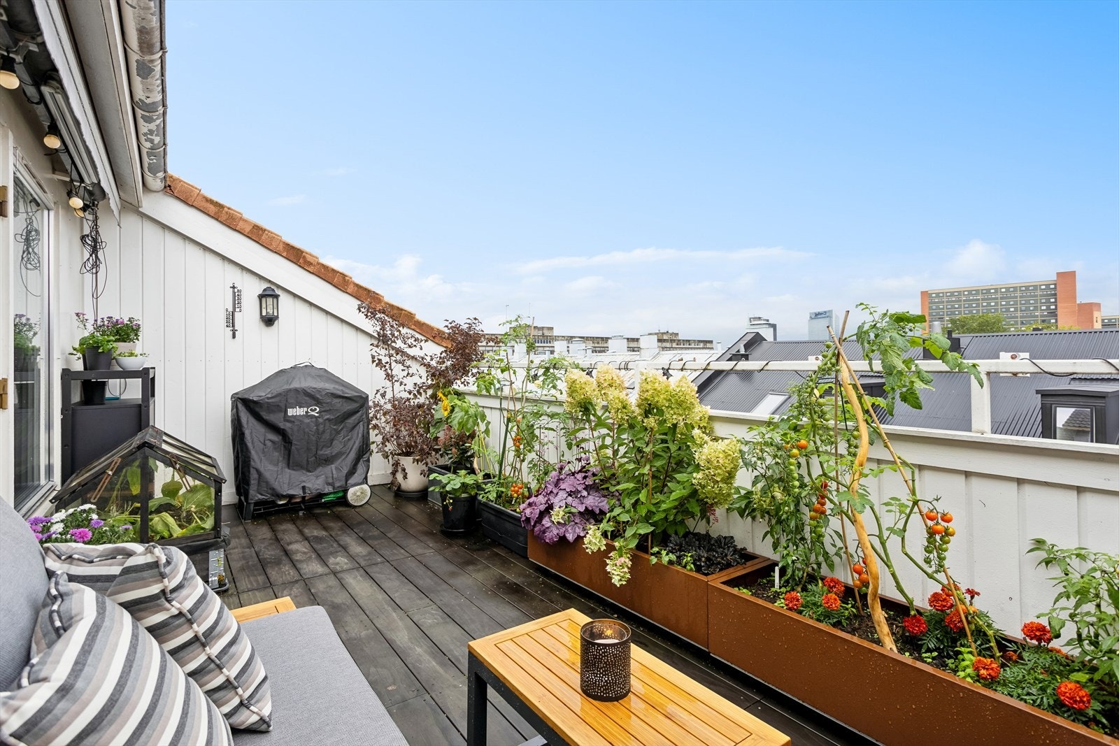 Her er det god plass til utemøblement og en grillstasjon. Galleribilde