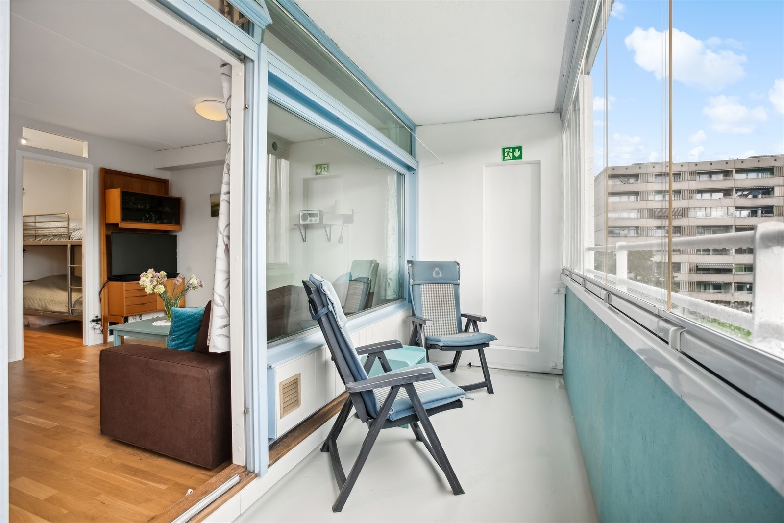Fra stuen er det utgang til en innglasset balkong på ca. 8 m². Galleribilde