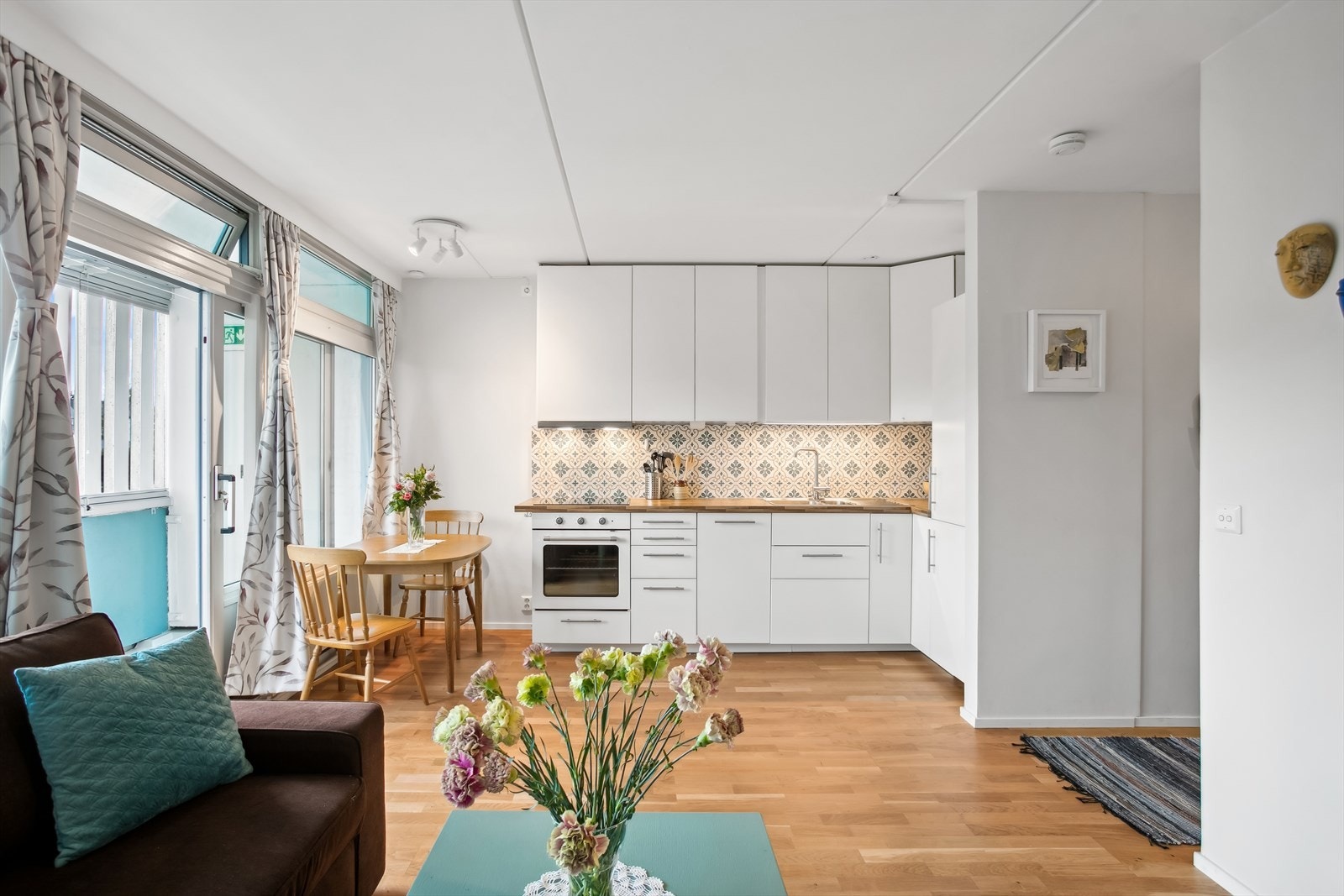 Lys og luftig stue med god plass til sofagruppe, TV-seksjon, spisebord og øvrig ønsket møblement. Galleribilde