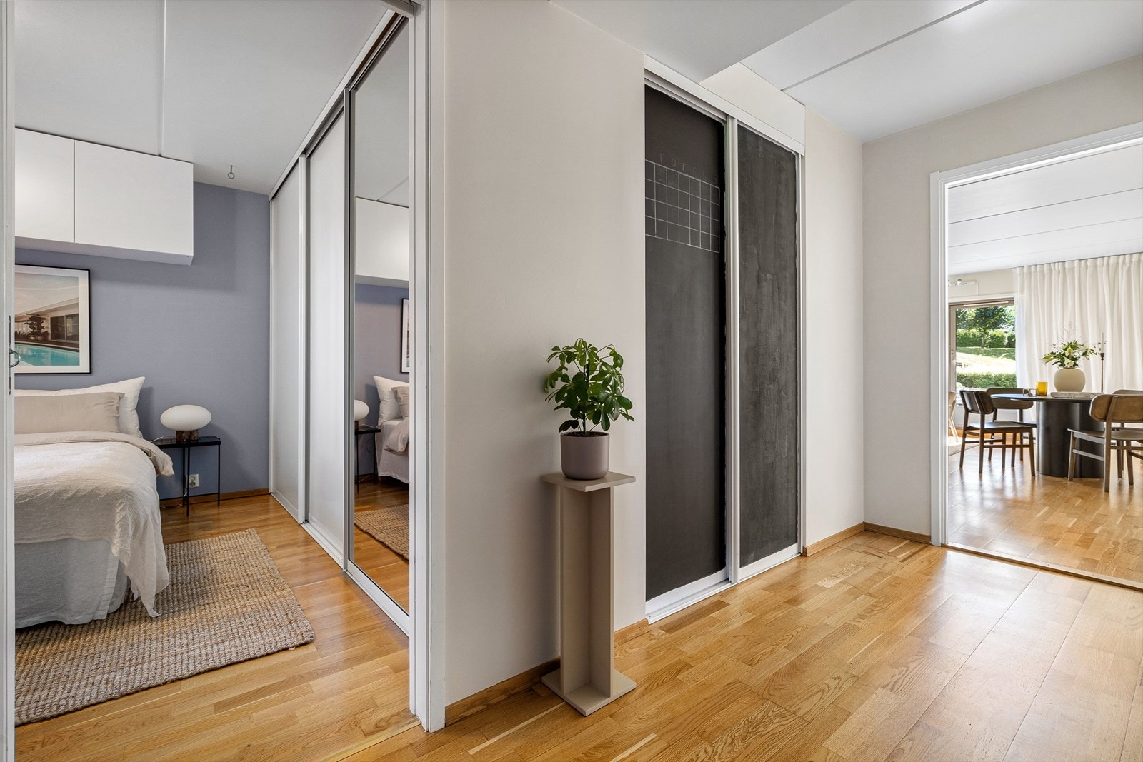 Gang med oppbevaringsmuligheter i skyvedørsgarderobe. Veggoverflatene ble malt opp i 2024 Galleribilde