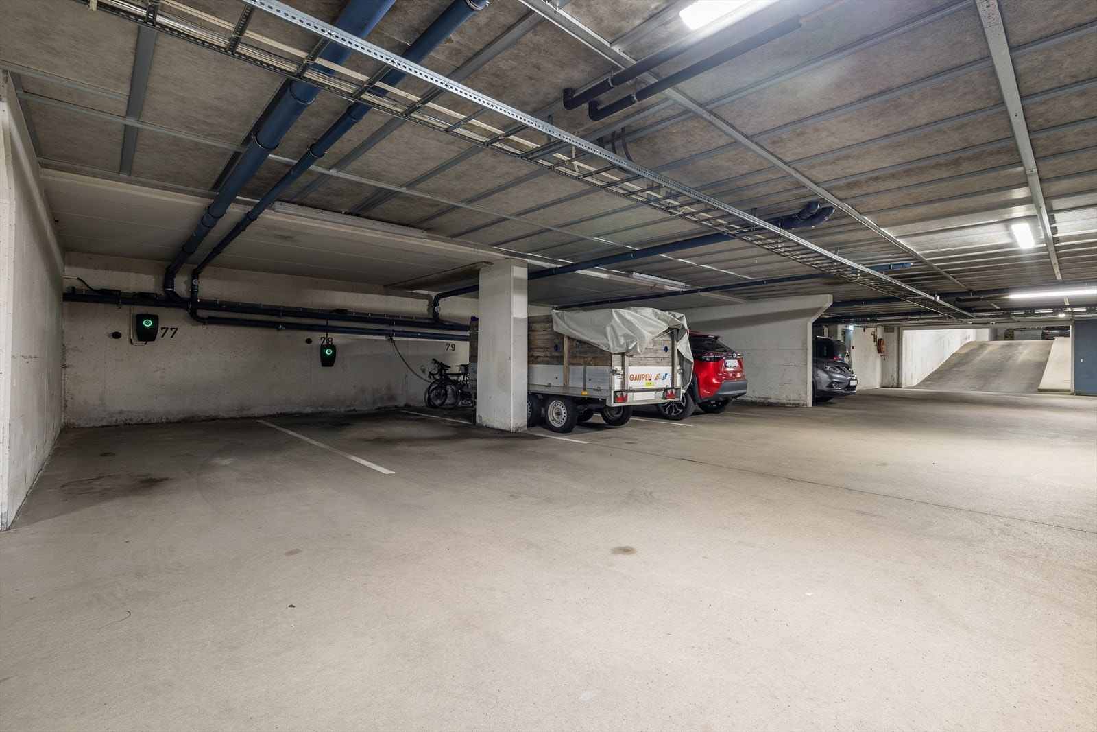 Det er heisadkomst ned til garasjeplass med elbillader Galleribilde