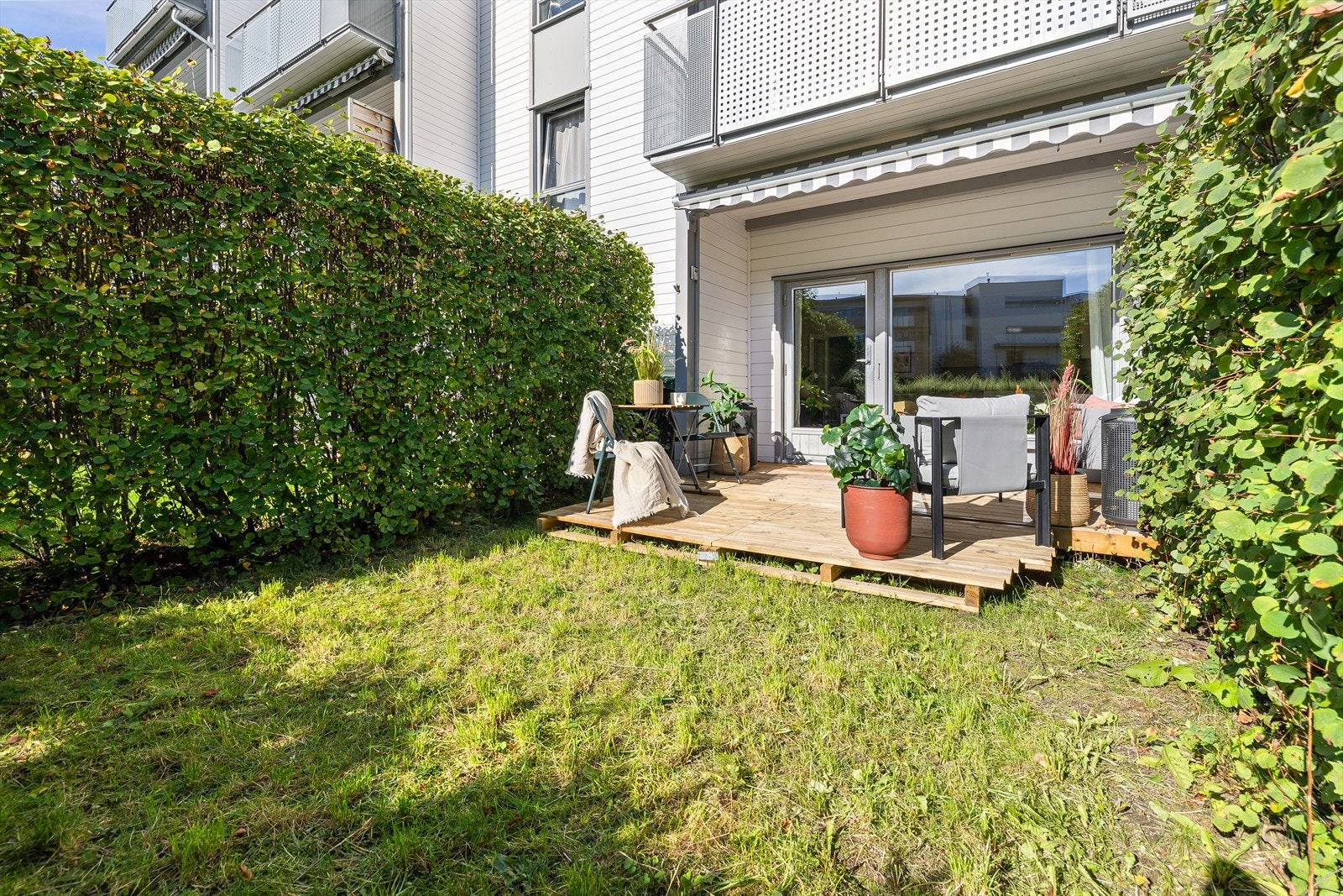 Uteplassen blir nærmest som en ekstra stue i sommerhalvåret og er et fint sted å medbringe måltider ut Galleribilde
