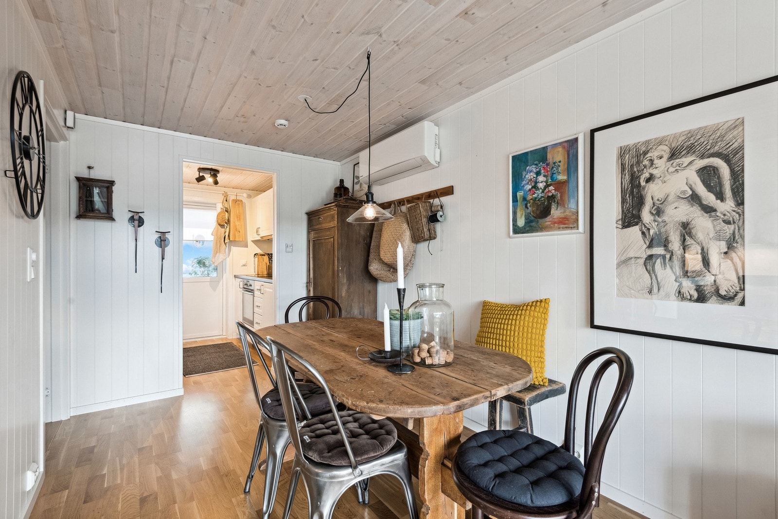 Boligen varmes opp med en luft til luft varmepumpe. Galleribilde