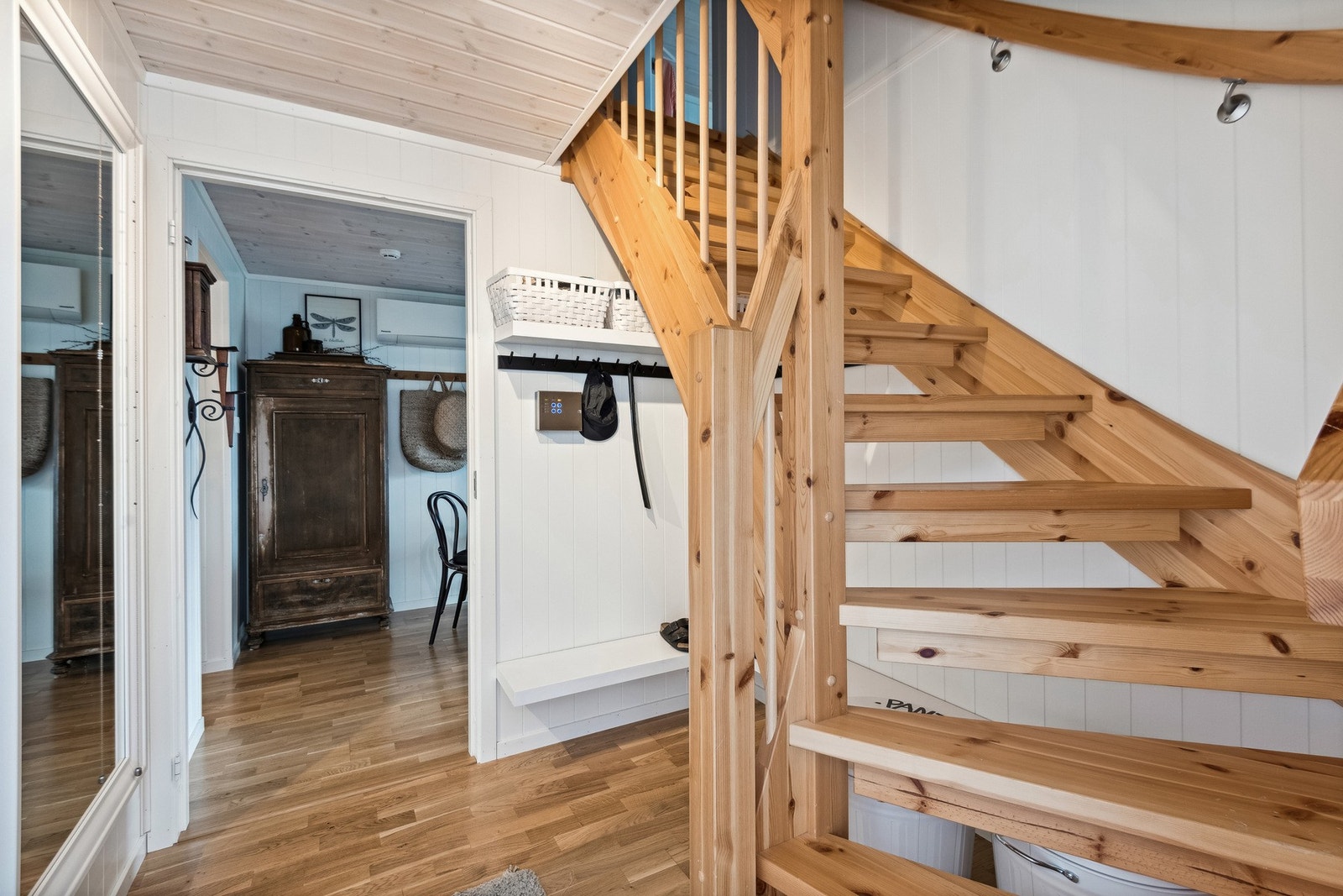 Inngangspartiet har direkte trapp til andre etasje og oppbevaringsløsning under trapp for klær og sko. Galleribilde