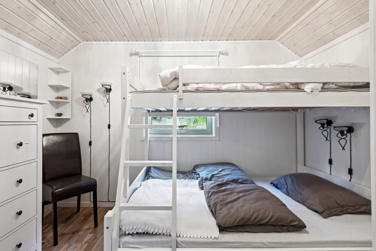 Soverommet i annekset har god plass til familiekøye og oppbevaringsløsning. Galleribilde