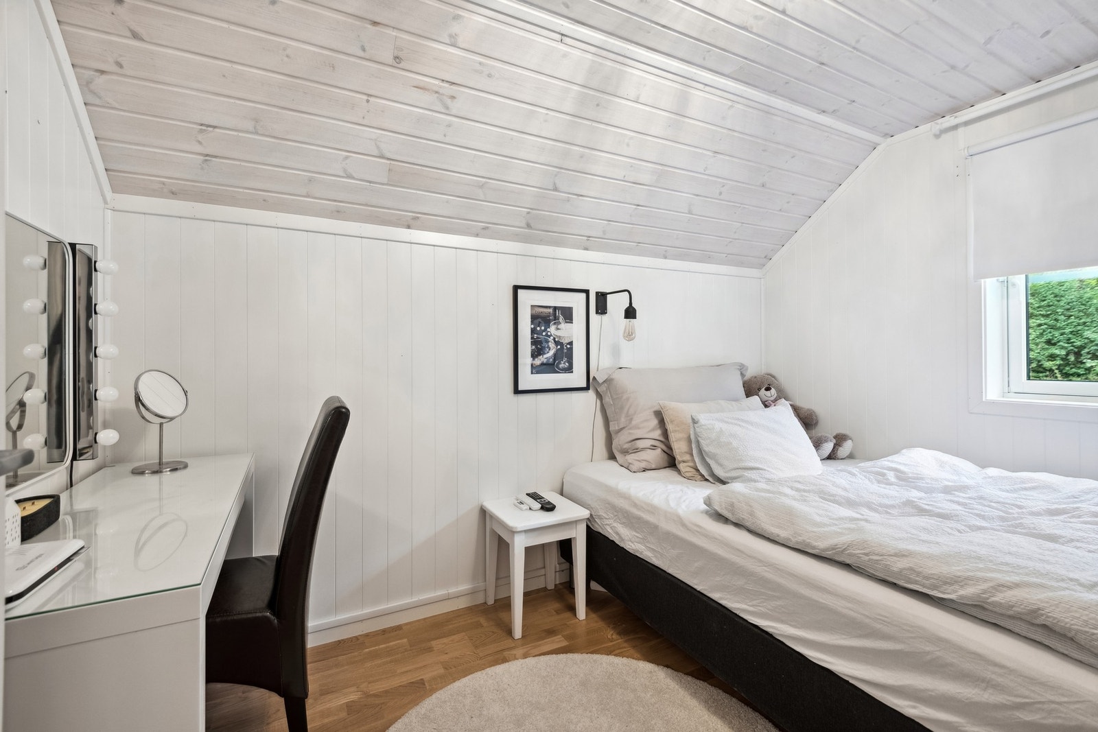 Det er totalt tre soverom i hytten. Soverom 1 har god plass til dobbeltseng om man skulle øsnke dette. Galleribilde