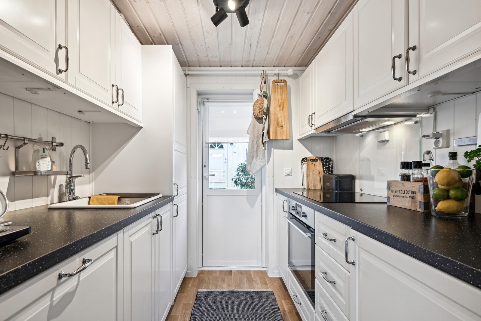 Lyst og innbydende kjøkken med mye skap- og benkeplass. Galleribilde