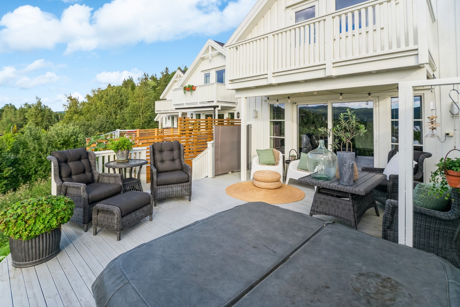 Romslig veranda med god plass til hagemøbler og grill. Galleribilde