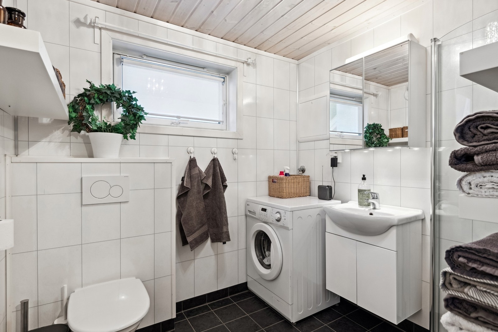 Badet er flislagt med varmekabler. Det er også opplegg for vaskemaskin på bad. Galleribilde