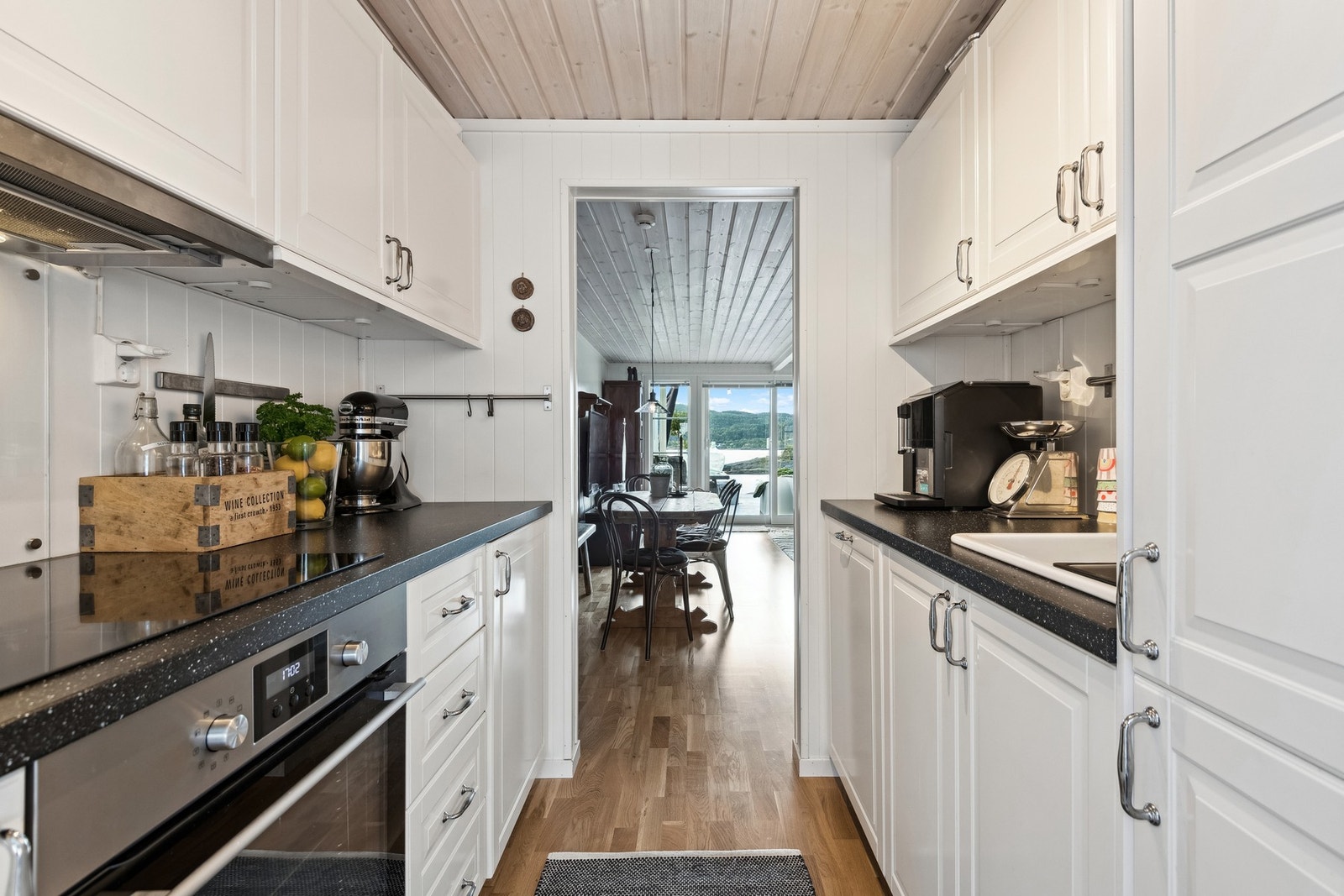 Kjøkkenet har direkte adkomst til stue og veranda. Integrerte hvitevarer. Galleribilde