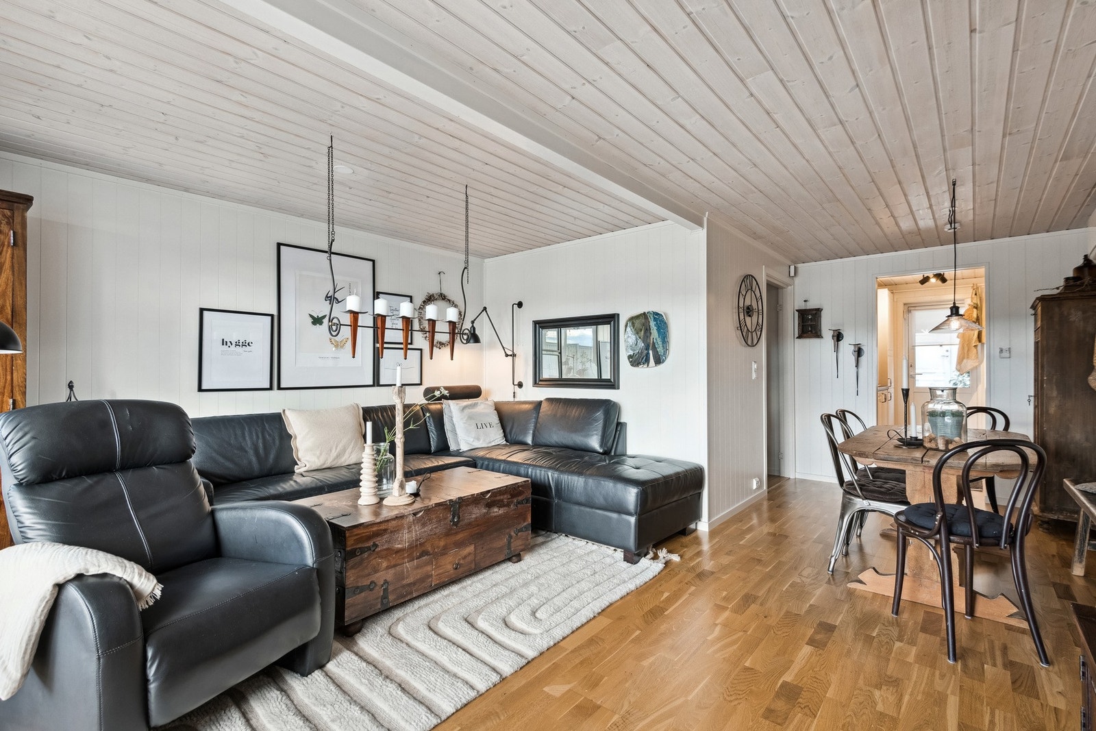 God plass til sofagruppe på stuen. Galleribilde