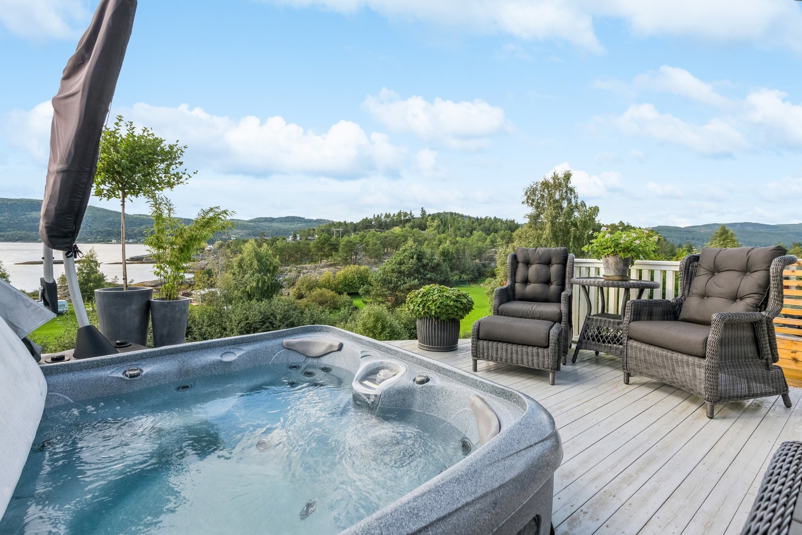 Det er også plass til spabad på verandaen. Her kan man nyte ett godt bad samtidig som man nyter utsikten mot fjorden. Galleribilde