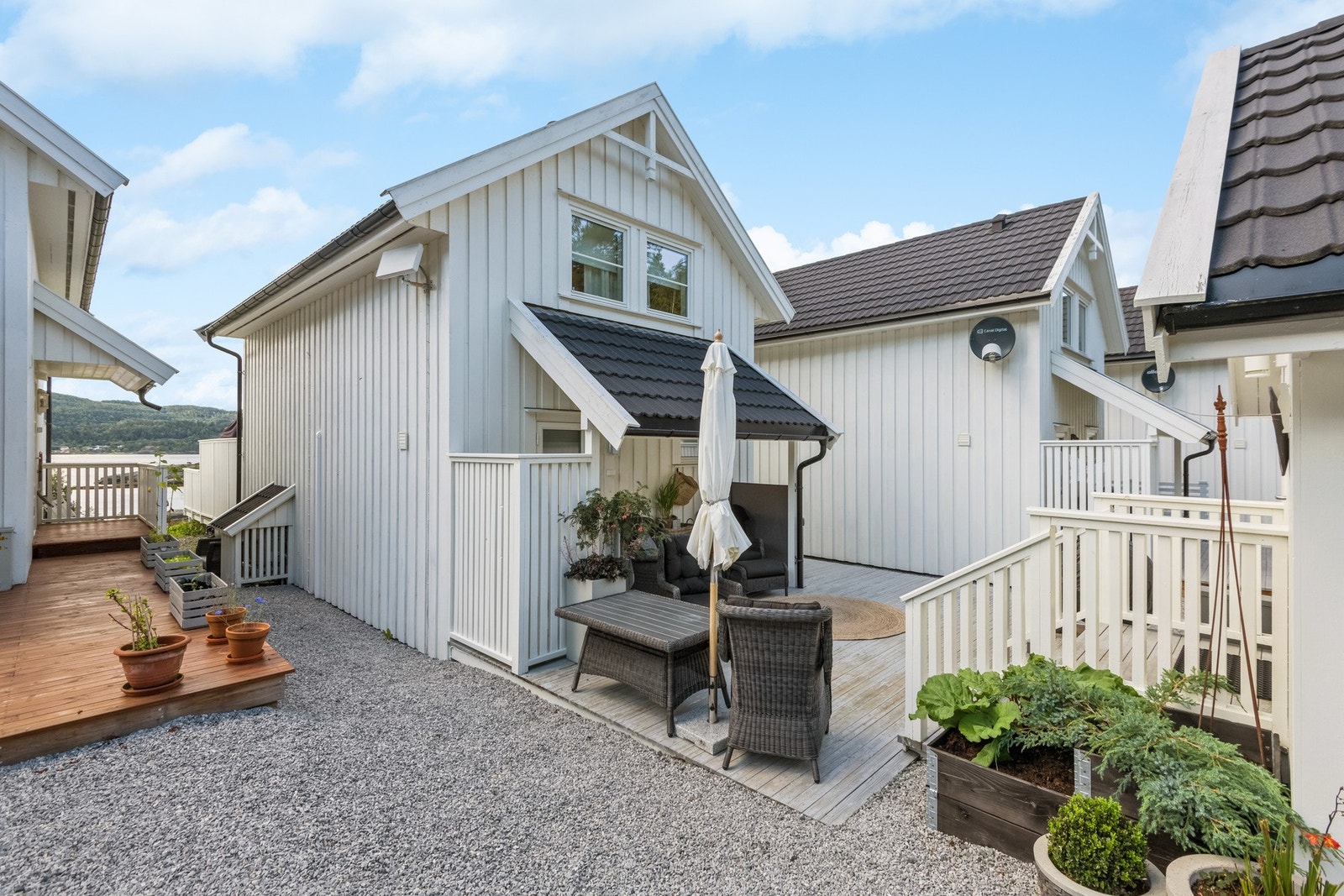 Boligen er fra 2015 og har både platting på bakside og fremside. Galleribilde