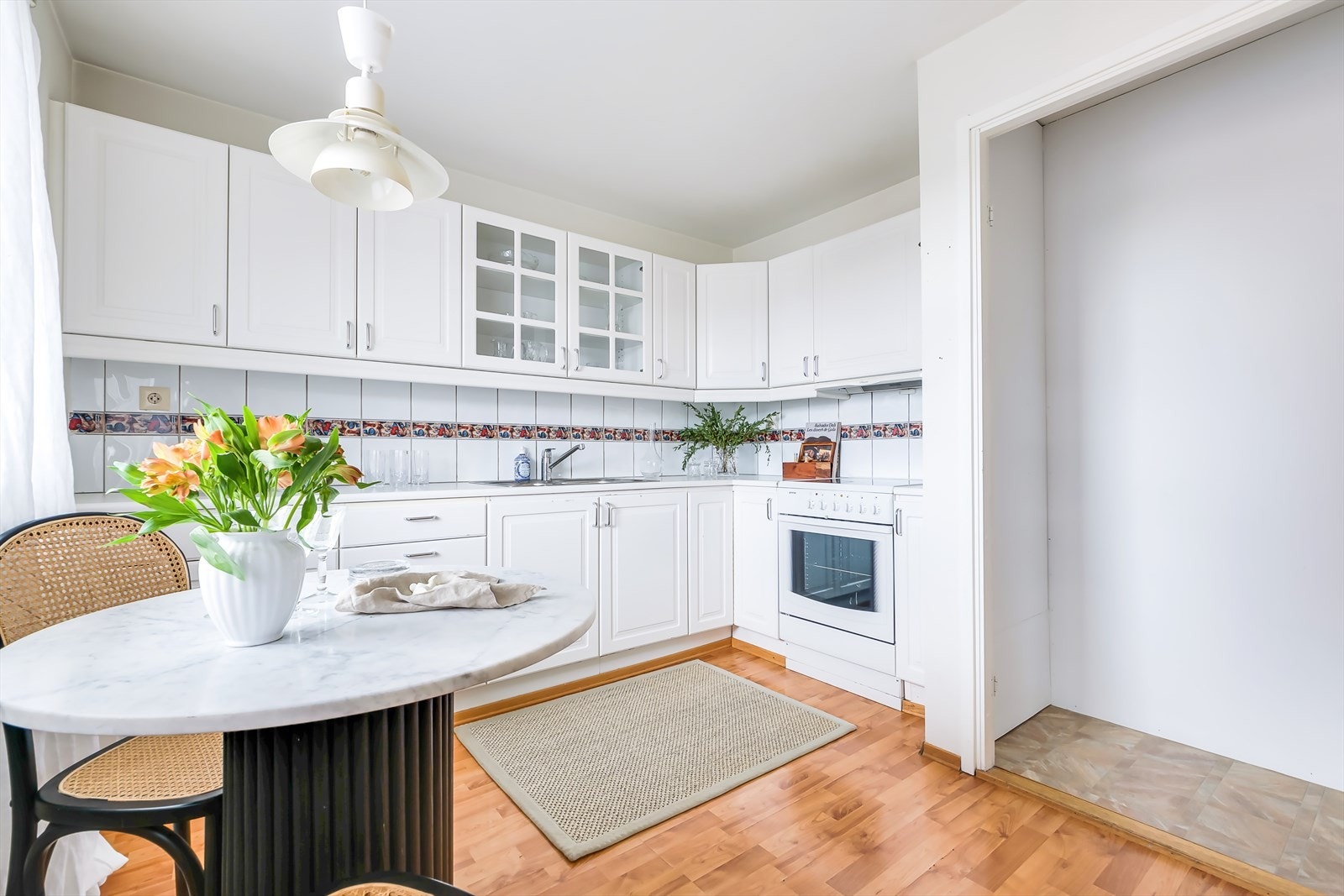 Dobbelkum med ettgreps blandebatteri og vifte over komfyr. Det er kullfiltervifte over komfyr og mekanisk ventilasjon fra kanal over skap. På kjøkkenet er det en nisje til oppbevaring Galleribilde