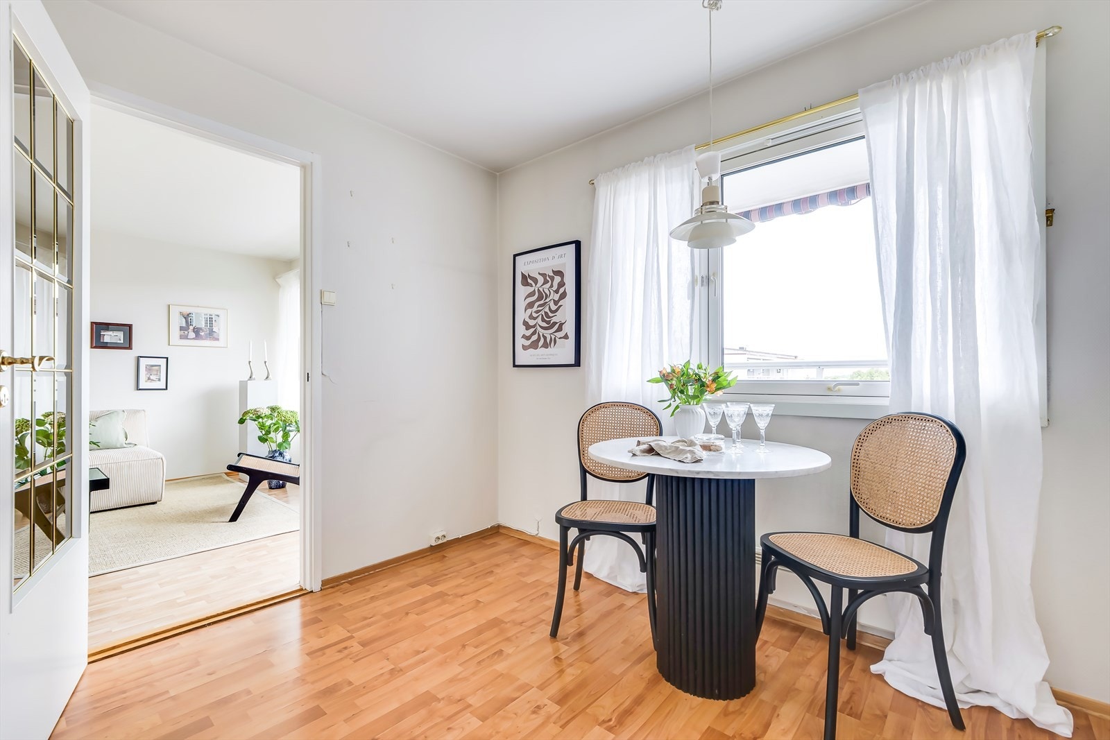 Plass for spisebord og frittstående kjøl/frys Galleribilde