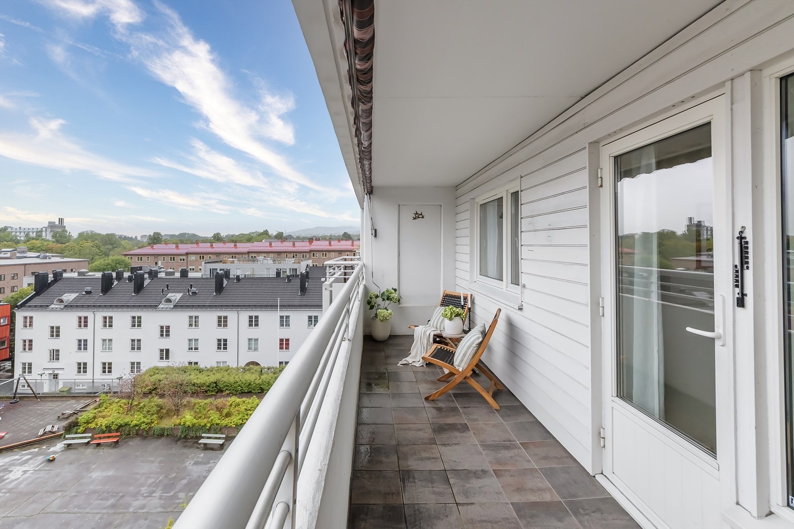 Balkongen har gode solforhold, er overbygget med montert markise. Galleribilde