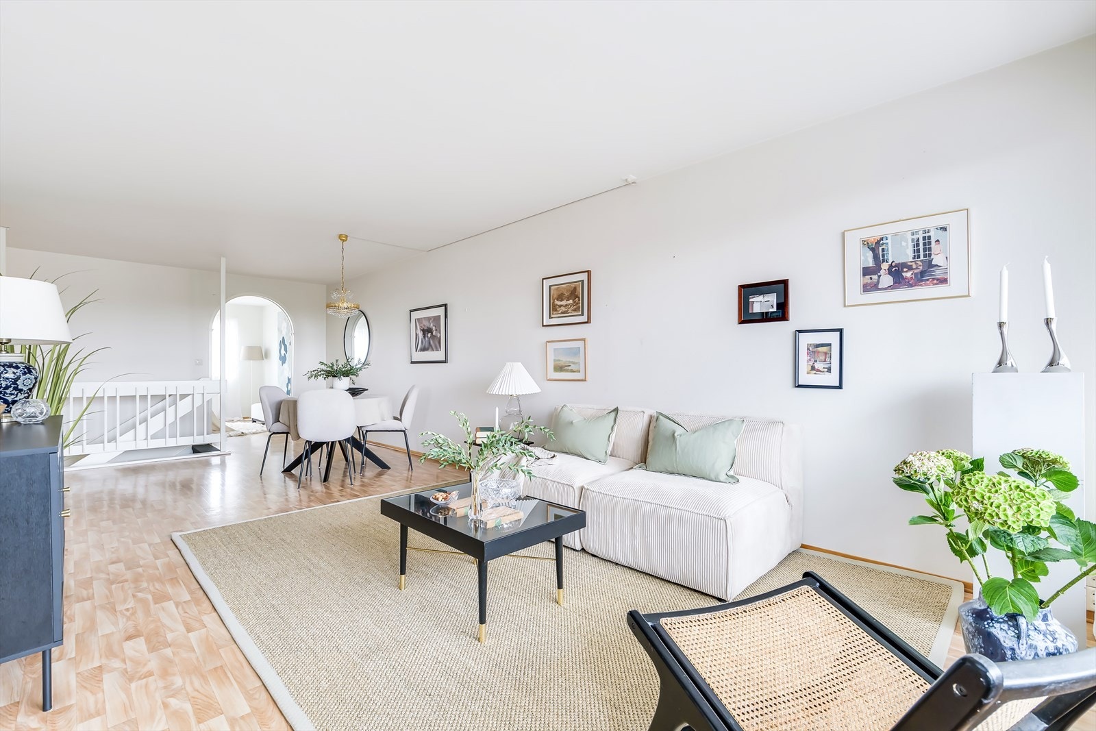 Lys og luftig stue av svært god størrelse, gjør det lett å innrede i ulike soner med flere sittegrupper Galleribilde