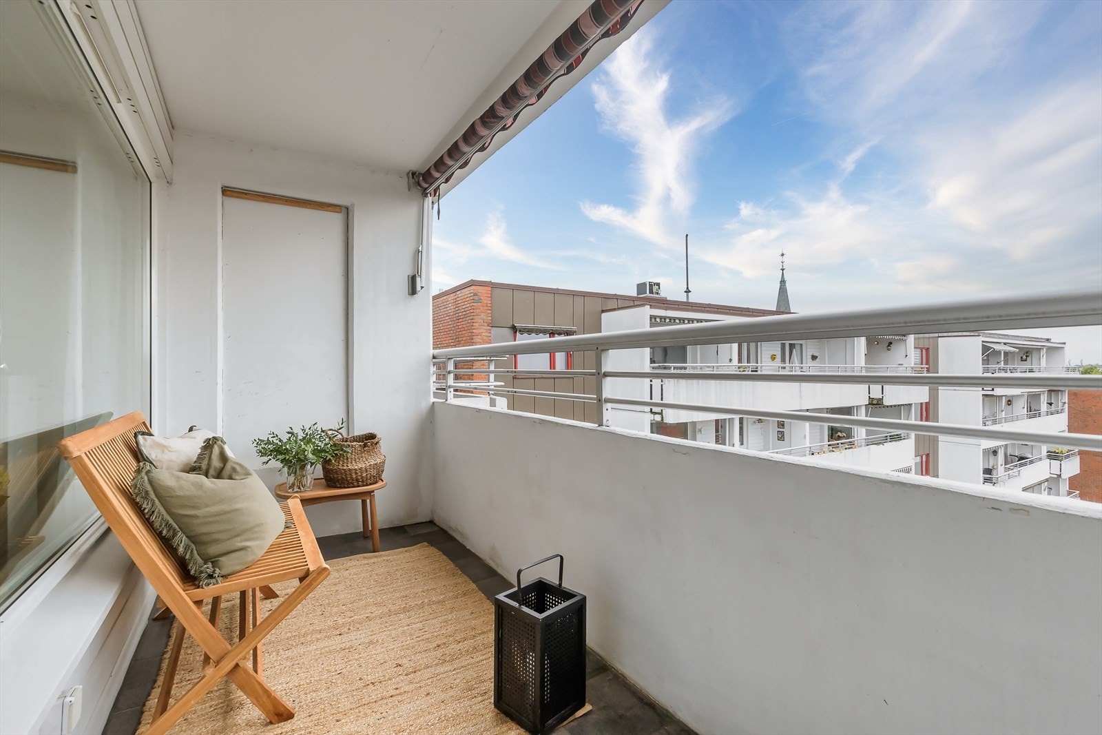 Med utgang fra stuen har leiligheten en stor balkong på ca 10kvm Galleribilde