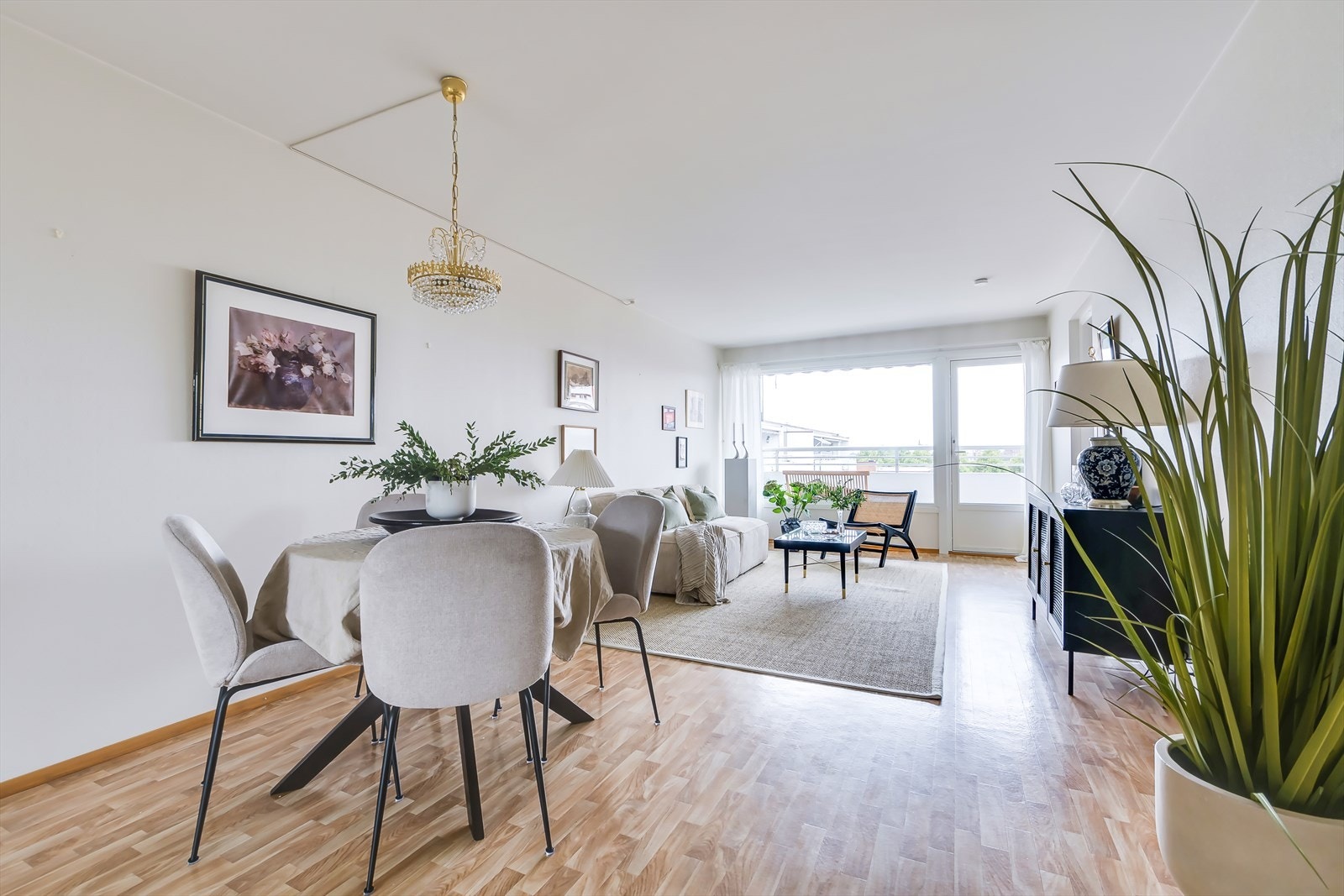 Takhøyde i stue på 2,39 m. Stue og kjøkken har vinduer fra 2009 Galleribilde