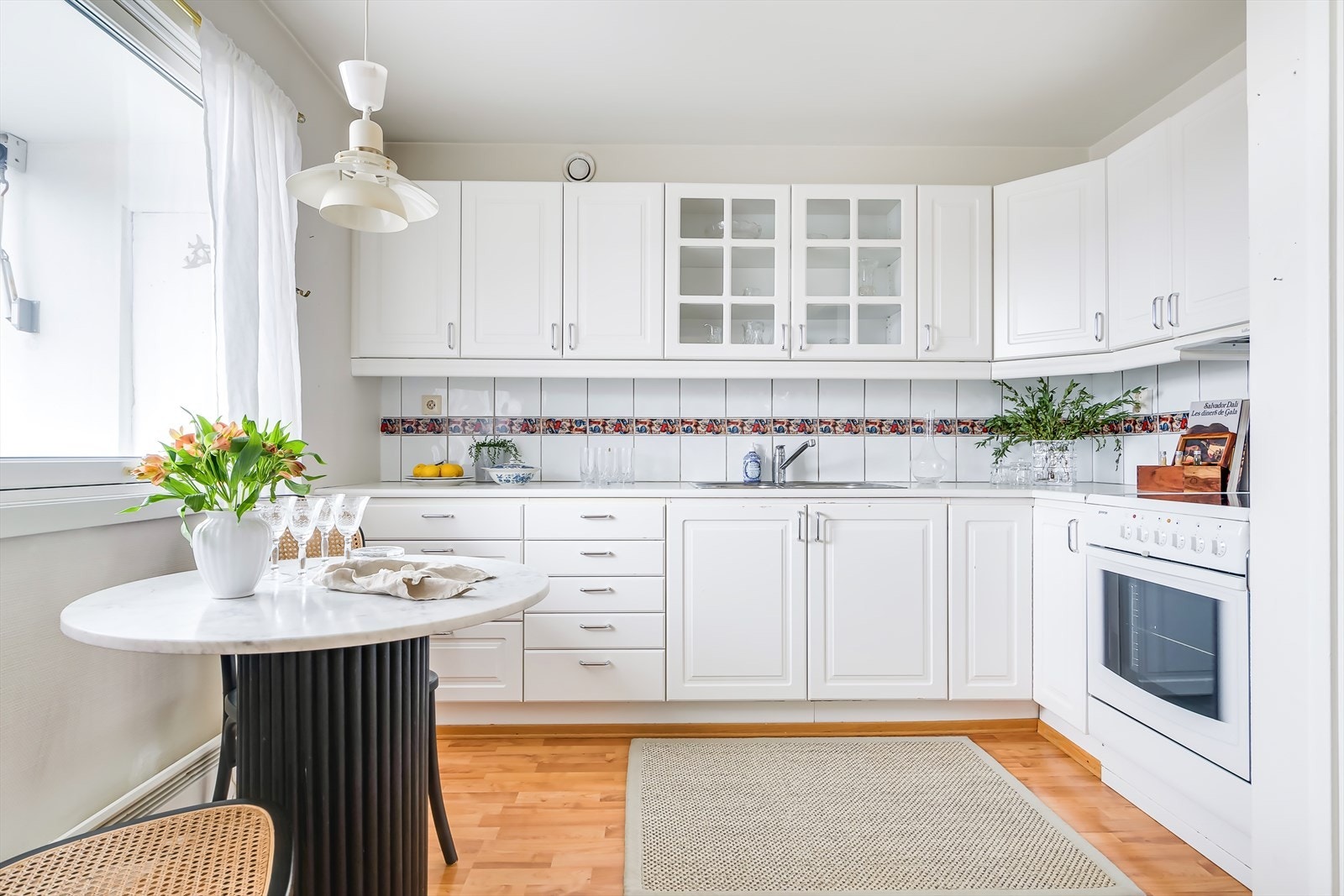 Stort og koselig spisekjøkken innenfor stuen Galleribilde