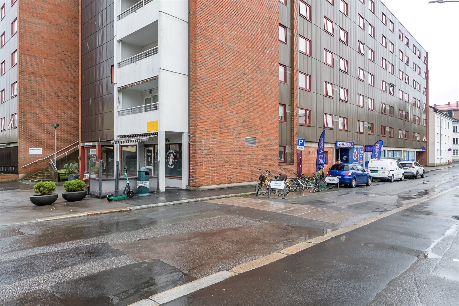 Rett rundt hjørnet fra leiligheten er det en Rema1000 med godt utvalg Galleribilde