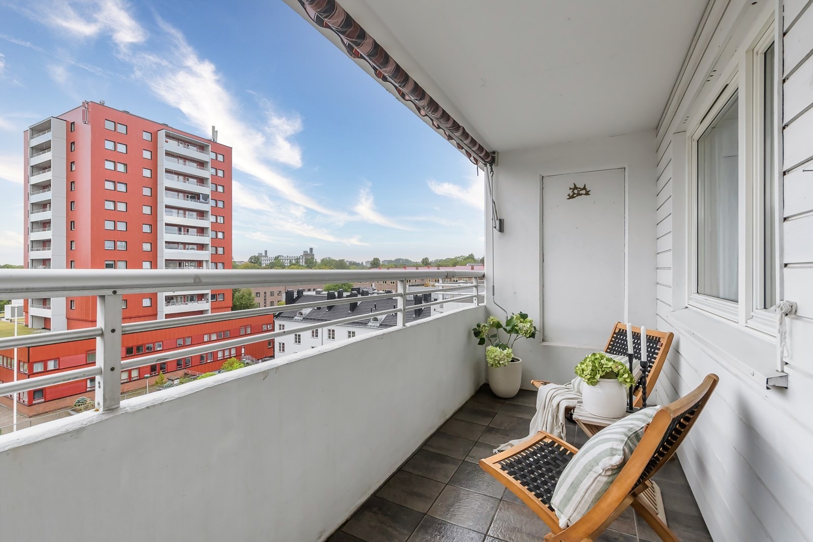 Balkongen har flislagt gulv, og byr også på pent utsyn over byen Galleribilde